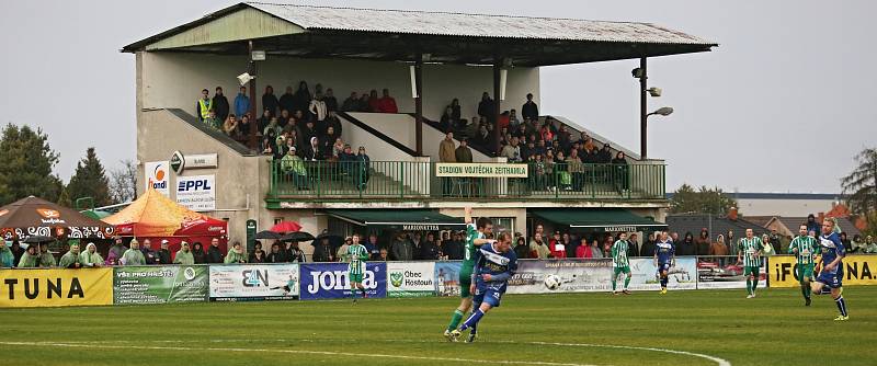 Stadion Vojtěcha Zeithamla zažil rekordní návštěvu 1165 platících diváků, navzdory mizernému počasí, souběhu s Velkou pardubickou i televiznímu hokejovému utkání Plzeň - Kometa Brno! // Sokol Hostouň - SK Kladno 1:3, Divize B, 8. 10. 2017