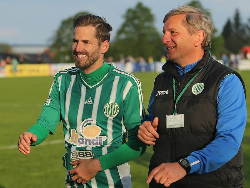 Sokol Hostouň - SK Kladno 2:0, Divize B, 28. 4. 2019, domácí Jiří Kabele a kouč brankářů Bystřický