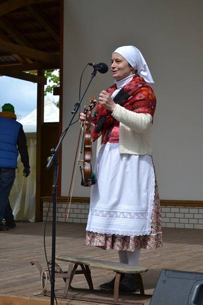 Nedělní program folklorního festivalu v místním amfiteátru.