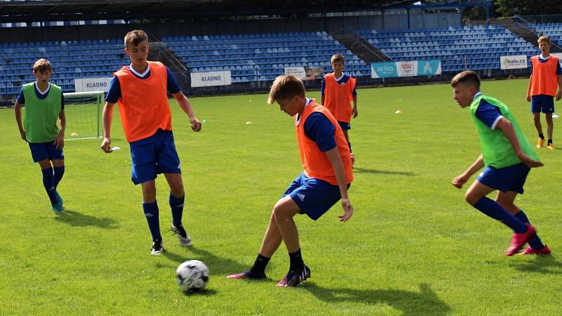 Trenér reprezentace Jaroslav Šilhavý a jednadvacítky Jan Suchopárek navštívili letní přípravný kemp mládeže SK Kladno.