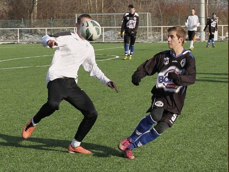 Hráči SK Kladno (v tmavém) zremizovali na Meteoru ztracený duel s Horními Měcholupy. 