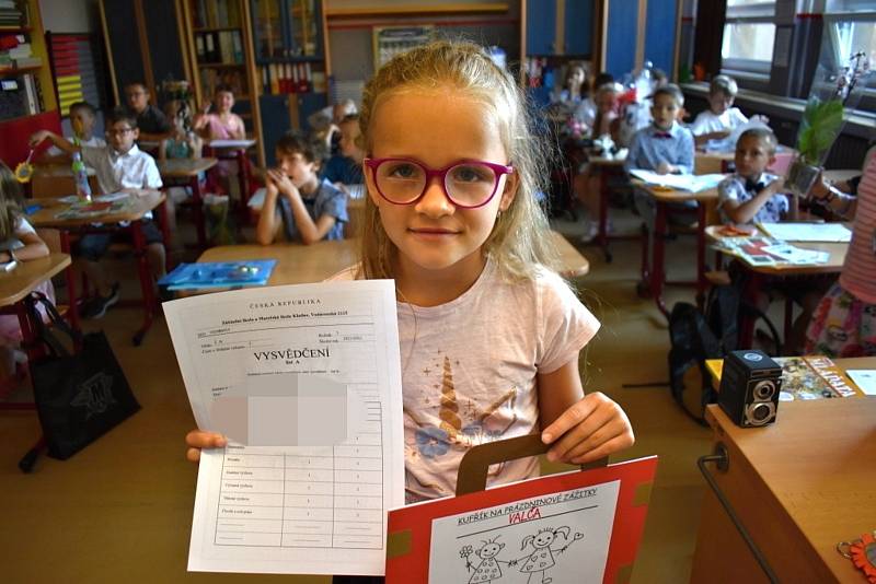 Na Kladensku už mají někteří školáci prázdniny, stovky dětí si převzaly vysvědčení tento pátek.