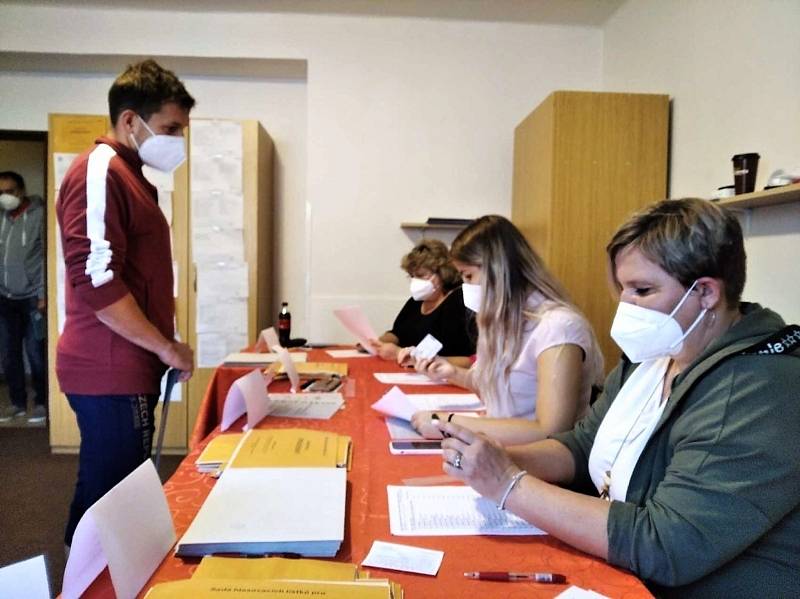 Volby ve Slaném, okrsek v Tomanově ulici - v pátek 8. října hodinu po otevření místností.