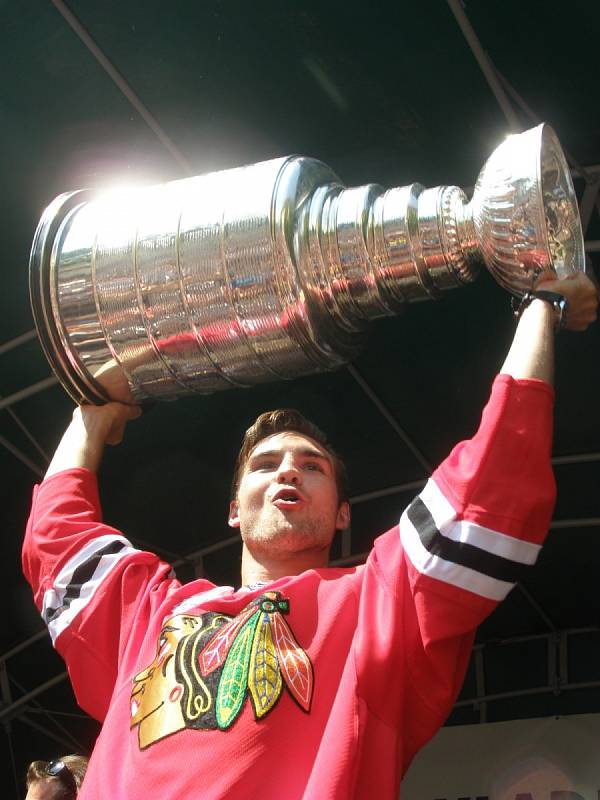 Michael Frolík přivezl Stanley Cup do zámecké zahrady v Kladně.