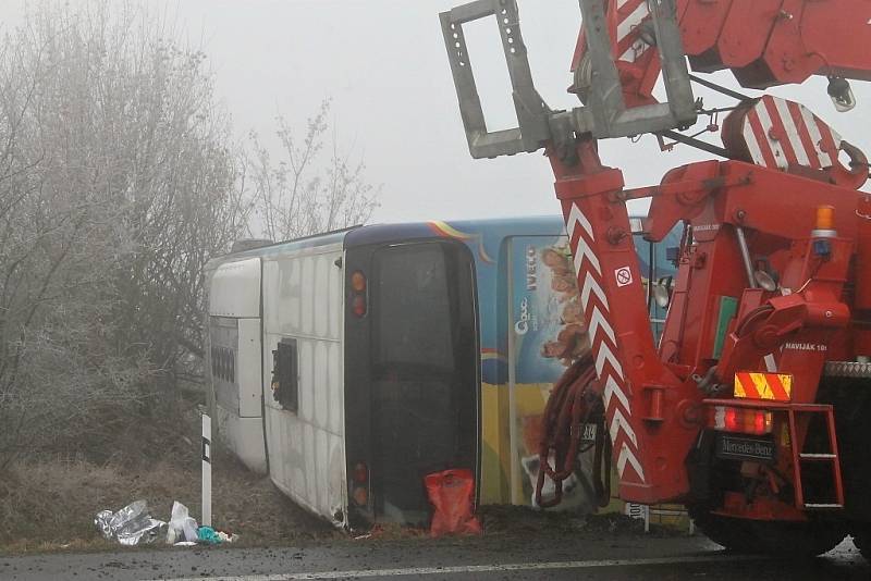 Vážná nehoda uzavřela na silnici I/7 u Panenského Týnce. Havaroval zde autobus se školními dětmi. 