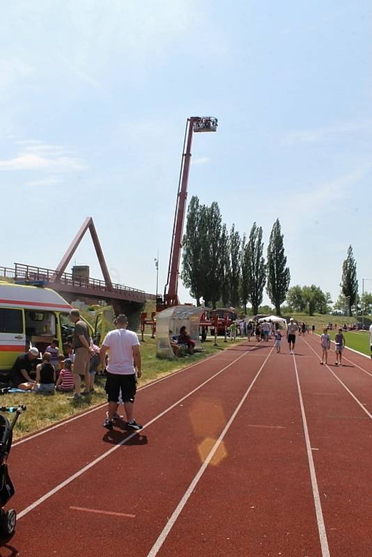 Dětský den plný sluníčka a hasičské pěny se ve Slaném vydařil 