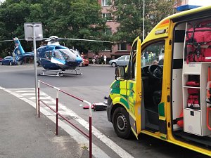 Ve Slaném srazilo 18. srpna 20212 auto chlapce. Letěl pro něj vrtulník, který přistál na křižovatce v Žižkově ulici.