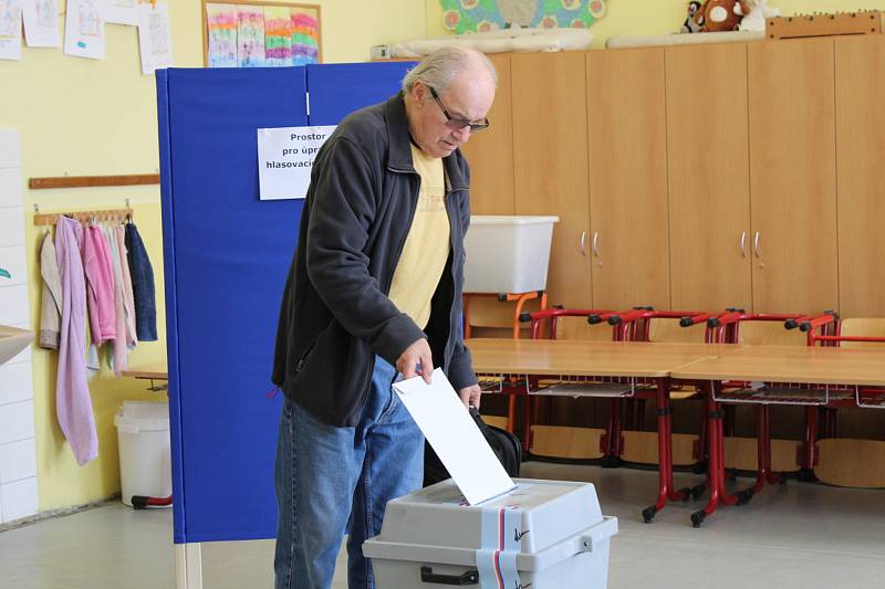 Lidé volicí ve volebních místnostech v budově kladenské základní školy v Doberské ulici.