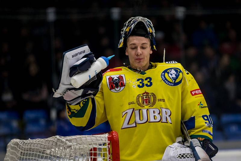 Kladno (v modrém) porazilo na úvod play off Přerov 4:2. Brankář Neužil