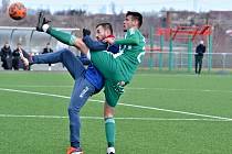 Fotbalová příprava v Rynholci: Hostouň (v zeleném) remizovala s SK Slaný 1:1.