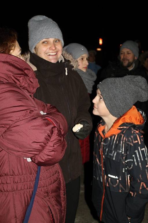 Akce Deníku - Česko zpívá koledy tradičně před Základní školou Velvary.