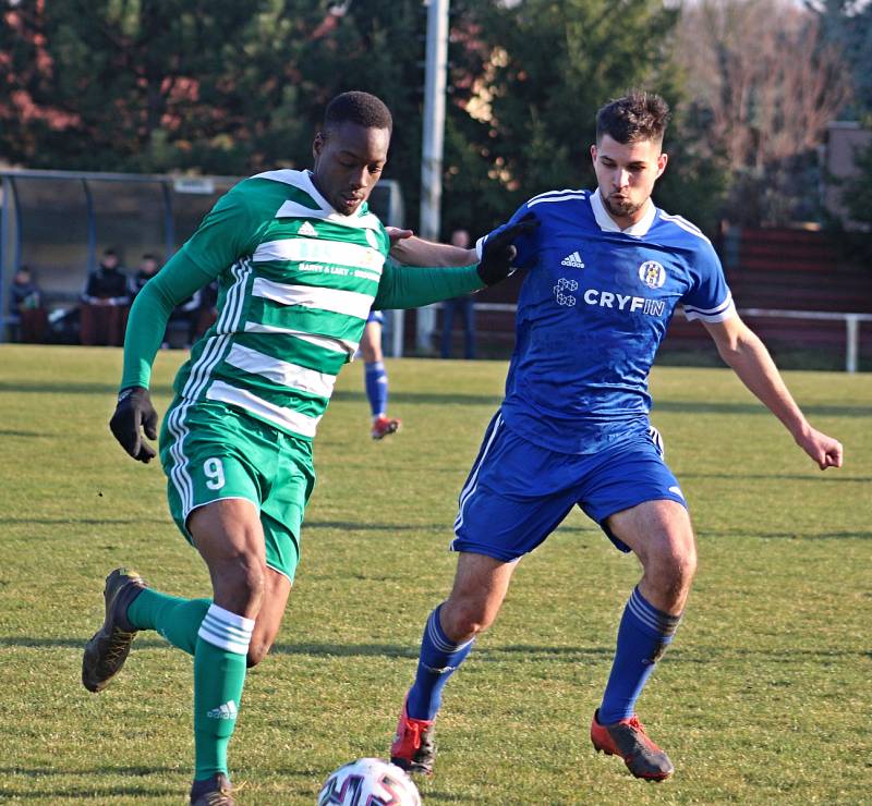 Velvary (v modrém) mají první jarní výhru, doma porazily Bohemians B 1:0.