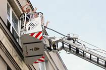 Profesionální kladenští hasiči předvedli, jak bravurně zachraňují osoby z výškových budov.