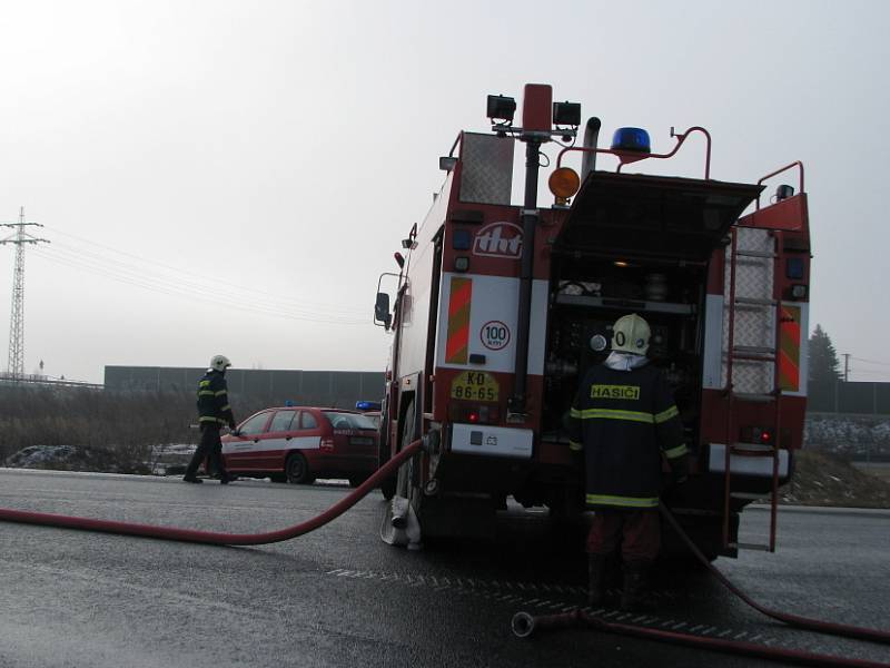 Požár automobilu komplikoval ve čtvrtek dopoledne dopravu mezi Unhoští a Malým Přítočnem.