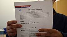 První den si ve Slaném na úřadě vyzvedlo testy osmdesát procent škol ze Slánska.