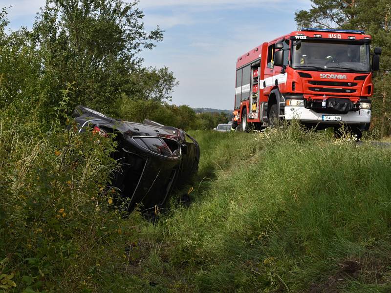 U odbočky na Přelíc havarovalo černé auto značky Volkswagen.