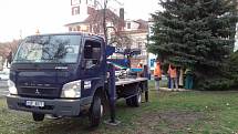 Vánoční strom se tyčí už i na Masarykově náměstí ve Slaném.