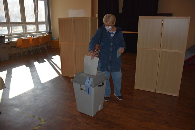 Volby ve Stochově v kulturním domě, pátek 8. října 2021.