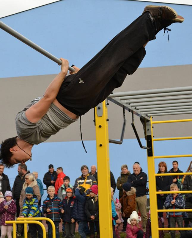 Ze slavnostního otevření parkourového a workoutového hřiště.