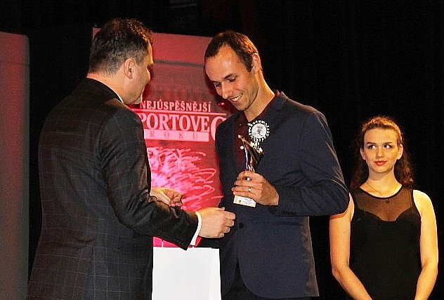 Triatlonista Tomáš Řenč je podruhé za sebou nejúspěšnějším sportovcem Slaného. Ocenění převzal z rukou starosty Slaného Martina Hrabánka.