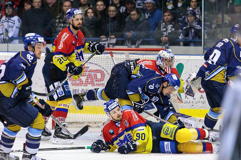 České Budějovice porazily Kladno (v modrém) na jeho ledě a snížily stav série na 1:3.