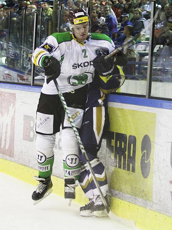 Dudáš fauluje Piskáčka // Rytíři Kladno - HC Škoda Mladá Boleslav 1:2 sn,  ELH 2011/12, hráno 30.9.2011