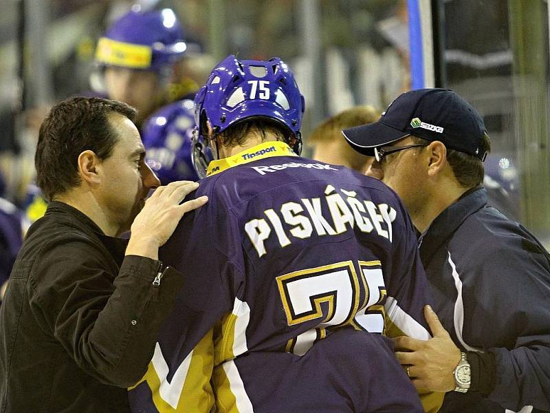 Otřesený Piskáček po faulu Dudáše .... // Rytíři Kladno - HC Škoda Mladá Boleslav 1:2 sn,  ELH 2011/12, hráno 30.9.2011