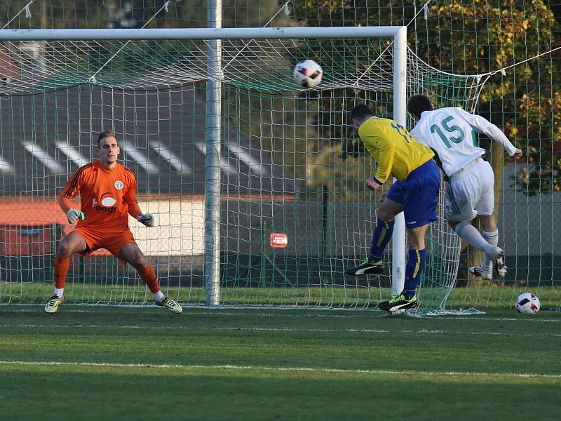 Michal Palanský v 74 minutě vyhrál souboj s Roučkem a přehlavičkoval i Bogdana Petroviče, hosté povedou 3:2 // Sokol Hostouň - FK Neratovice/Byškovice 2:3, 2016 Divize B, 30. 10. 2016