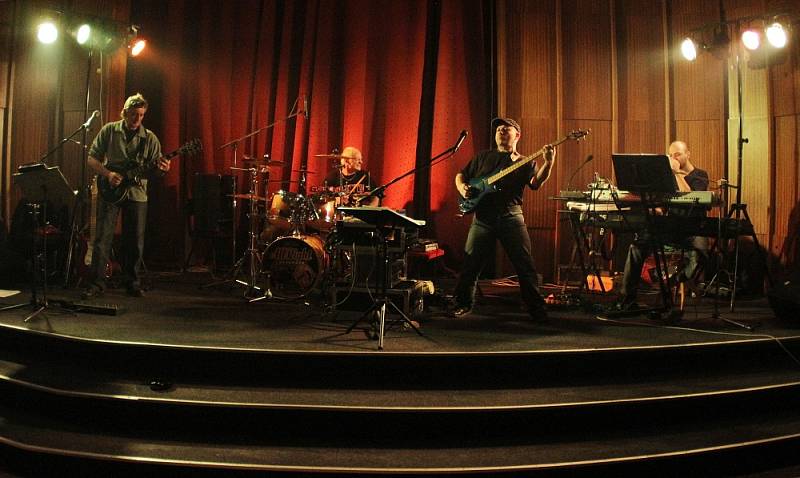 All Right Band na malém sále vyplnili přestávku mezi koncerty kapel Wohnout a Tři sestry 