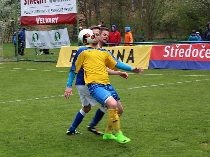 Vesnický fotbal v přímém TV přenosu! Doksy přivítaly Unhošť. Roman Neuberger (ve žlutém) zápas rozhodl