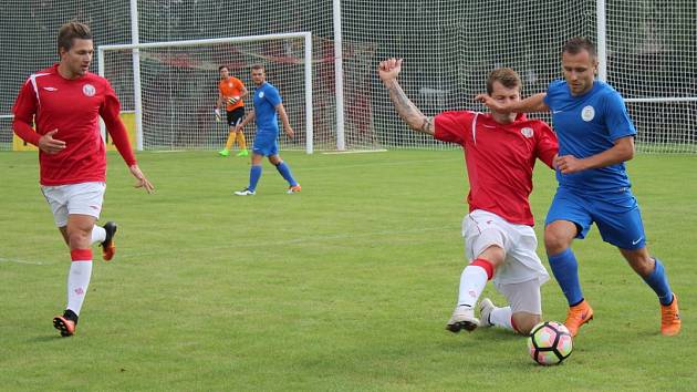 Tuchlovice (v červeném) prohrály doma s Hvozdnicí 0:1. 