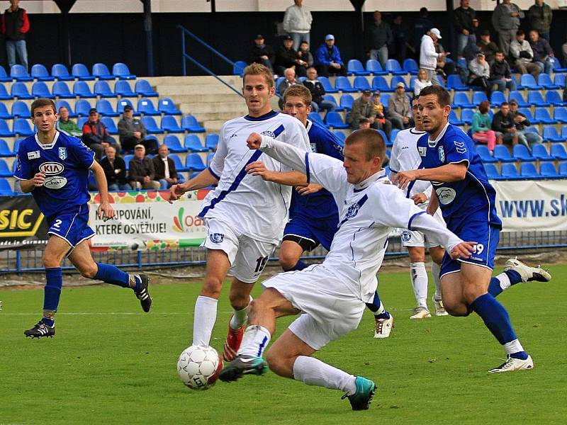 Nejblíže bojuje Petr Wojnar, vlevo od něj Jiří Kabele, vpravo ho stíhá Jan Bronchinský // SK Kladno - FC Graffin Vlašim 1:1 (0:1) , utkání 11.k. 2. ligy 2010/11, hráno 19.9.2010