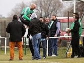 Hostouň - Slaný 3:2, Jaromír Šilhan slaví se svou lavičkou vítěznou branku. 