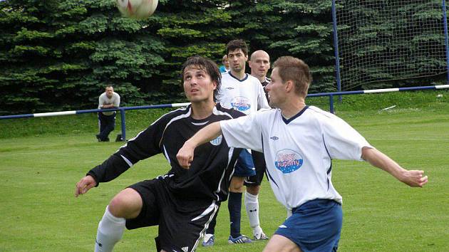 Velká Dobrá - Tuchlovice 3:0, trefí Bílka Peroutka? Nestalo se... Tohle bylo zatím poslední vzájemné měření sil v mistráku - jaro 2010. Doberáci tehdy stejně spadli.  