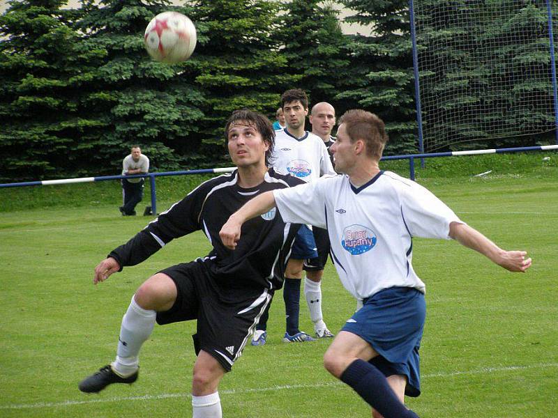 Velká Dobrá - Tuchlovice 3:0, trefí Bílka Peroutka? Nestalo se... Tohle bylo zatím poslední vzájemné měření sil v mistráku - jaro 2010. Doberáci tehdy stejně spadli.  