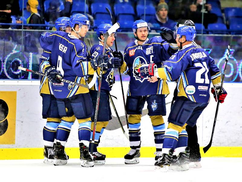 Kladno slaví první gól do sítě Přerova, Jakub Strnad je druhý zprava.