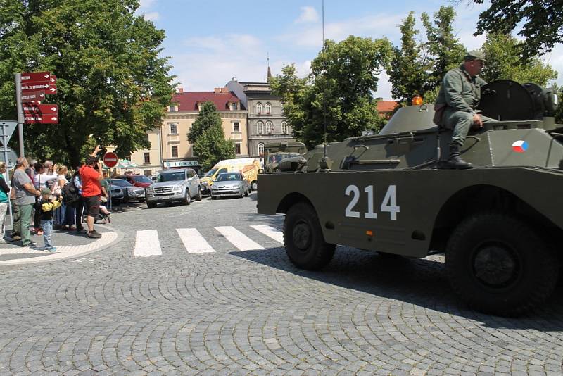 Legendární jízda historických vozidel přilákala opět po roce do Slaného desítky účastníků. První okruh se jel už před pětašedesáti lety.