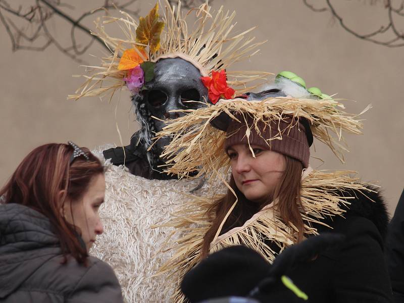 Do průvodu masek se v Buštěhradu zapojilo 381 účastníků.