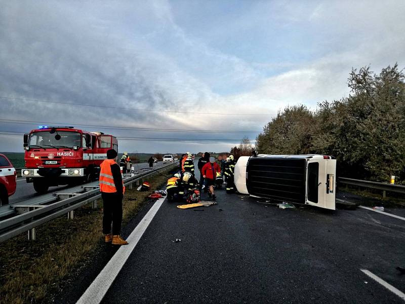 Nedělní nehoda dodávky na Kladensku.