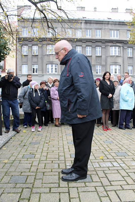 Položení květinových věnců na náměstí Svobody v Kladně u příležitosti Dne válečných veteránů.