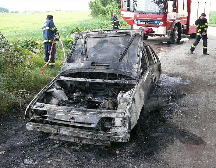 Po žháři zůstal třeba zničený automobil.