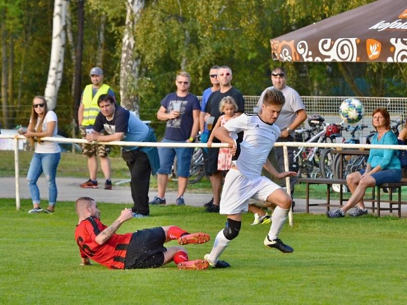 I. B třída, 4. kolo: Švermov - Lužec (v bílém).