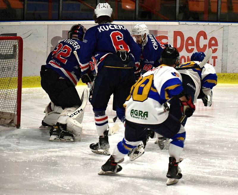 II. liga: Děčín (v modrém) porazil doma po velkém obratu Řisuty 7:4.