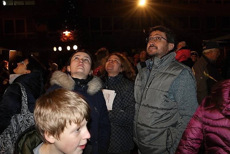 Kladensko zpívalo koledy s Deníkem také před 3. Základní školou ve Slaném. Dorazilo opět několik stovek lidí.