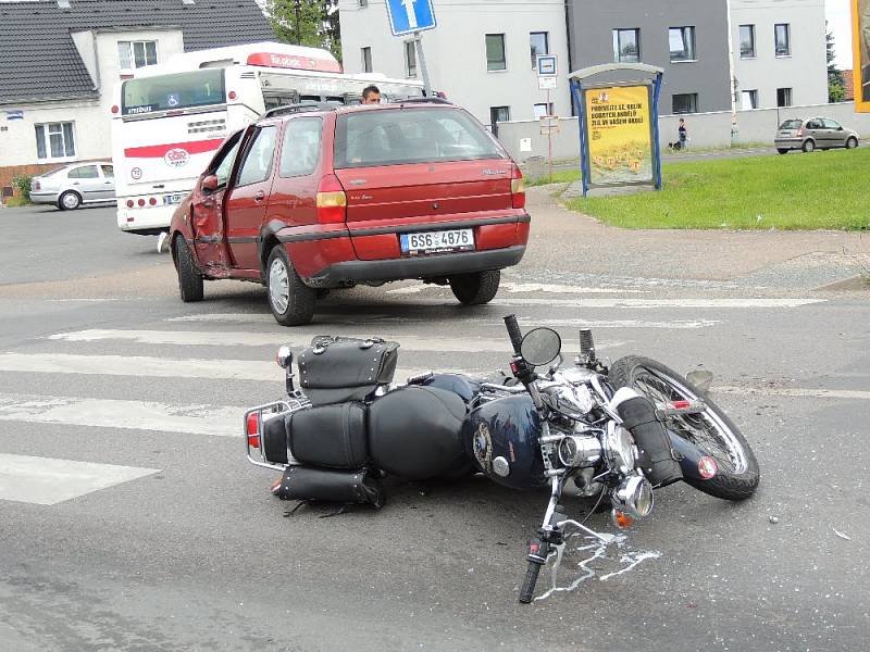 Nehoda motocyklu ve Smečenské ulici v Kladně.