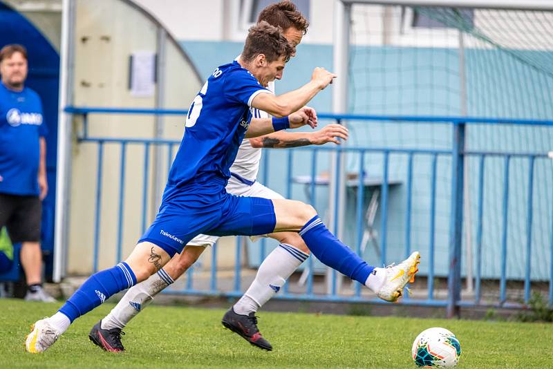 Slaný (v bílém) nečekaně porazilo v divizi Český Brod 2:0.