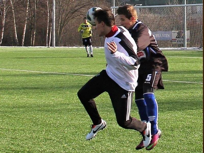 Hráči SK Kladno (v tmavém) zremizovali na Meteoru ztracený duel s Horními Měcholupy. 