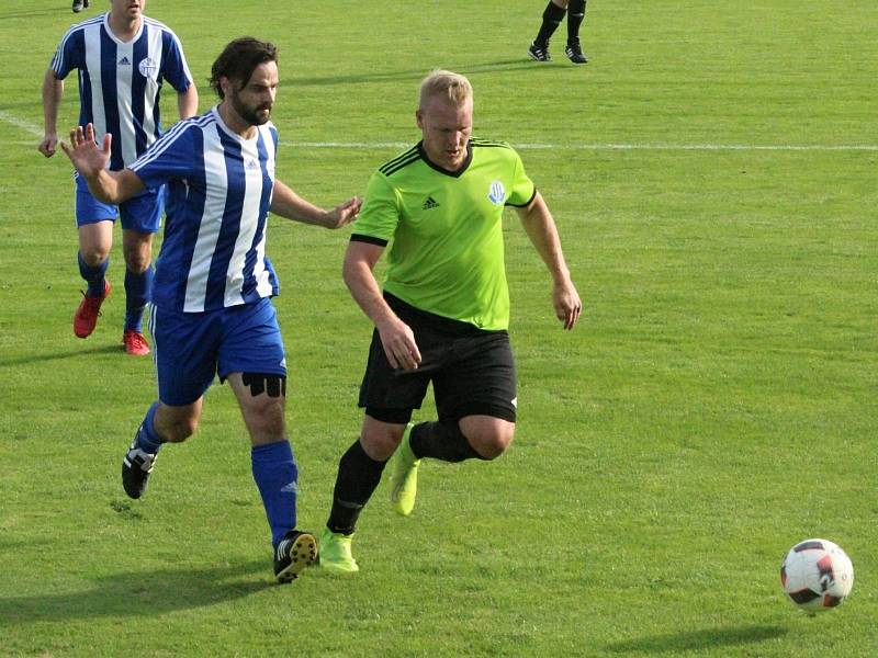 Dynamo Nelahozeves porazilo Čechii Velká Dobrá (v pruhovaném) jasně 4:0