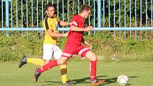 Nováček krajského přeboru Libušín (v červeném) v prvním kole nečekaně doma přehrál obhájce prvenství Poříčí 3:2 na penalty.