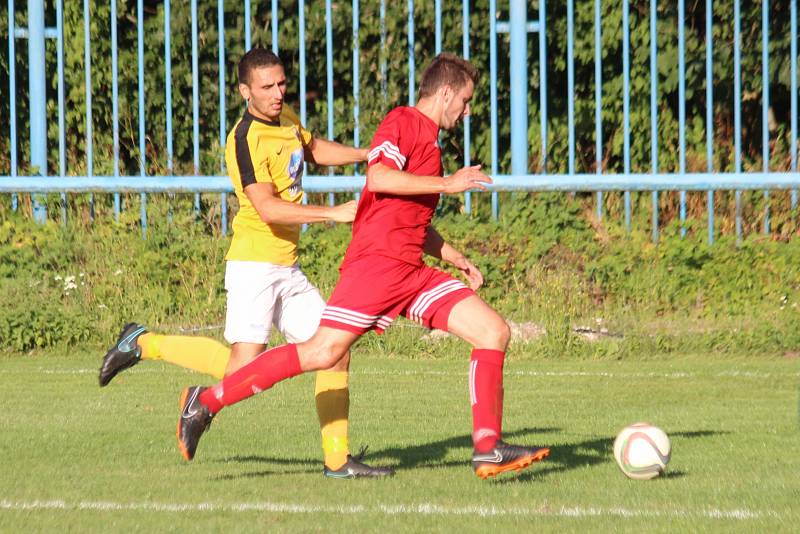 Nováček krajského přeboru Libušín (v červeném) v prvním kole nečekaně doma přehrál obhájce prvenství Poříčí 3:2 na penalty.